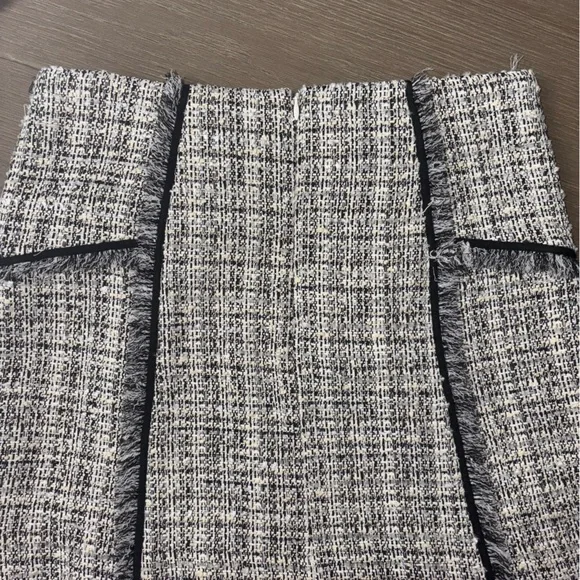 Never Worn Veronica Beard Monochrome Tweed Pencil Skirt - Picture 3 of 5